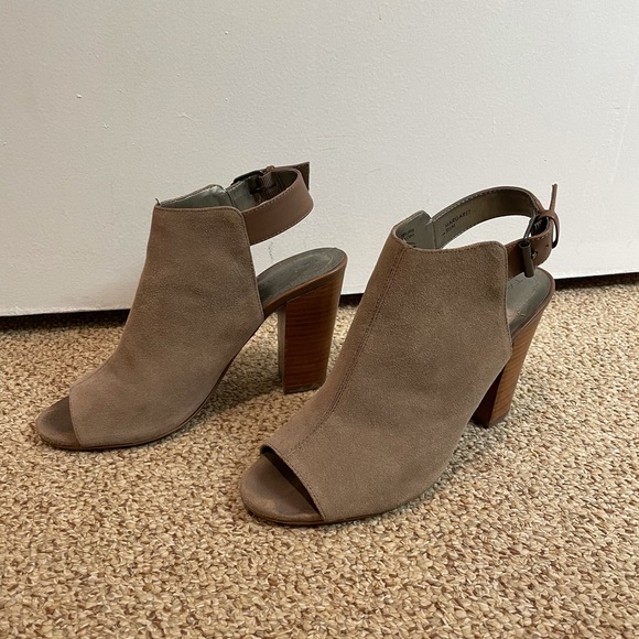 TAHARI gray suede heels, sz 8.5 LIKE NEW - Picture 2 of 5